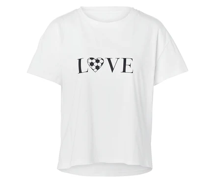Fehér póló LOVE felirattal, ahol az O betűt egy futball-labda helyettesíti.