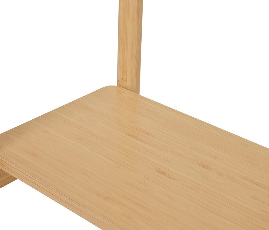 Egy világosbarna bambusz polc részletének nézete.