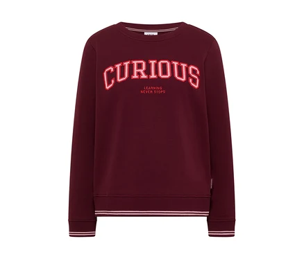 Bordó CECIL szabadidőfelső piros „CURIOUS” és „LEARNING NEVER STOPS” felirattal a mellkason.