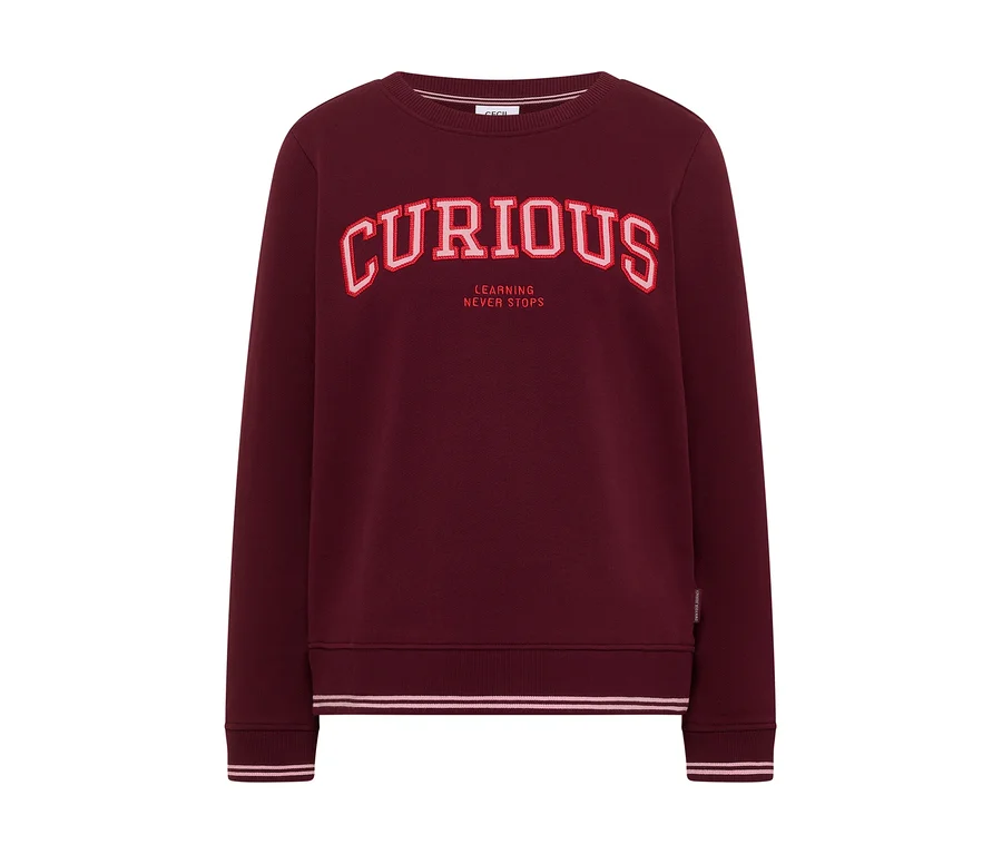 Bordó CECIL szabadidőfelső piros „CURIOUS” és „LEARNING NEVER STOPS” felirattal a mellkason.