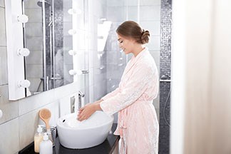 A kényelmes, és elegáns fürdőköpeny a wellness érzetét kelti.