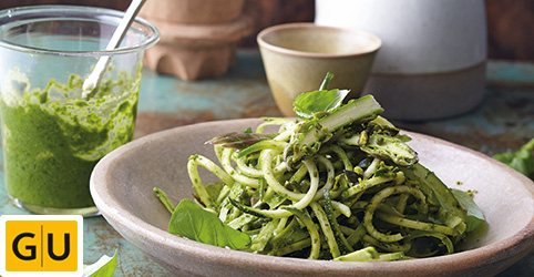 Cukkíni zöld spárgával és pisztáciás pesto-val