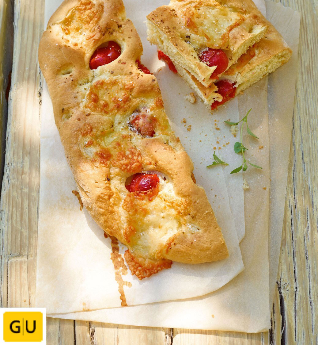 Focaccia burgonyával, cseresznyeparadicsommal és oregánóval.