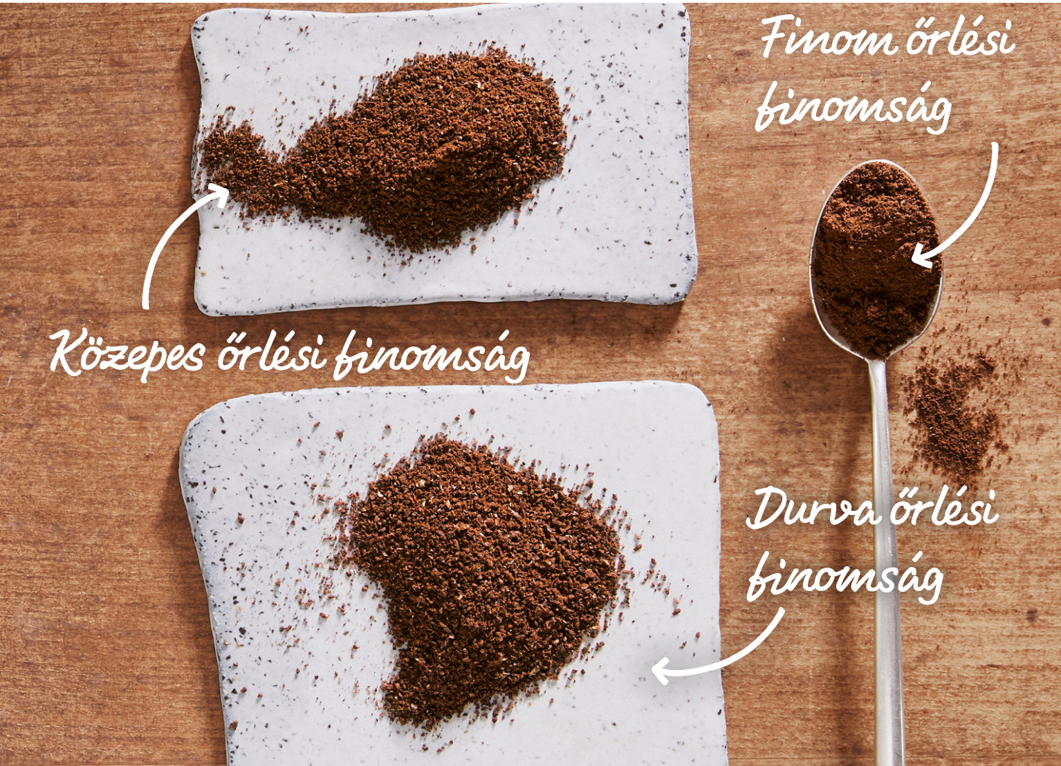 Gemahlener Kaffee mit Teelöffel rechts